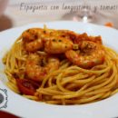 Espaguetis con langostinos y tomateros cherry